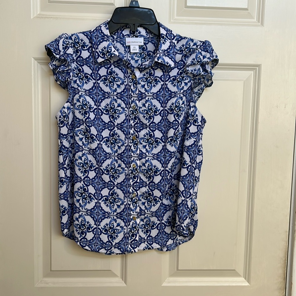 Women’s sleeveless button down blouse